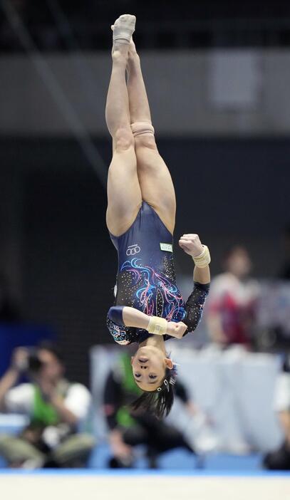 女子個人総合予選　中村遥香の床運動＝高崎アリーナ