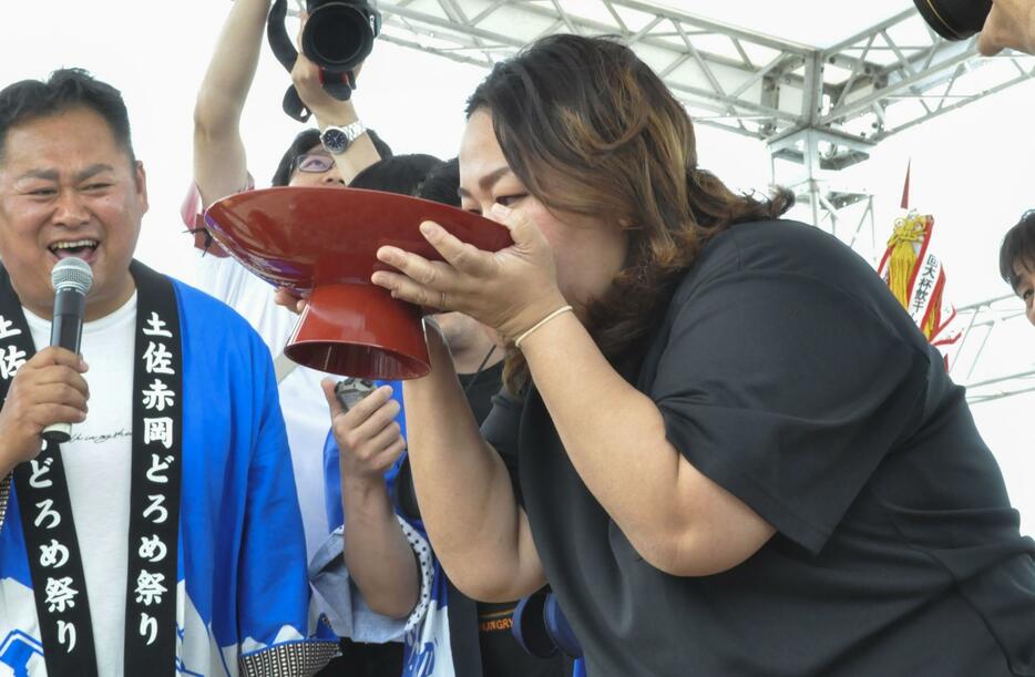 「どろめ祭り」の女性の部で優勝した大浜優衣さん＝28日午後、高知県香南市