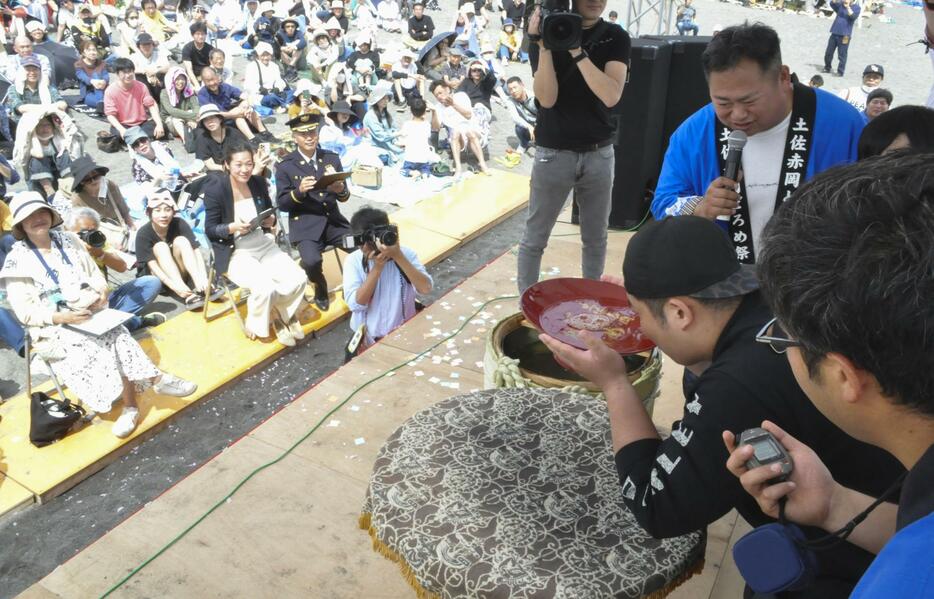 高知県香南市で開かれた「どろめ祭り」＝28日午後