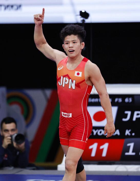 男子フリー65キロ級準決勝で中国選手に勝利し、五輪出場枠を獲得した清岡幸大郎＝ビシケク（共同）