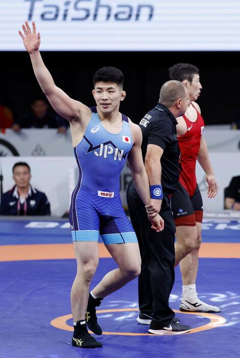 男子フリー86キロ級準決勝で韓国選手（奥）に勝利し、五輪出場枠を獲得した石黒隼士＝ビシケク（共同）