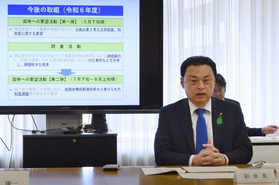 東京都内で記者会見する島根県の丸山達也知事＝25日午後