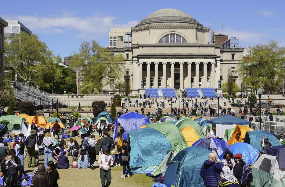 25日、ニューヨークのコロンビア大で、テントを設営して抗議デモをする学生ら（共同）