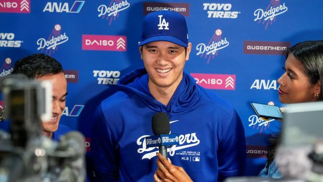 記者の質問にこたえる大谷翔平選手（写真：AP/アフロ）