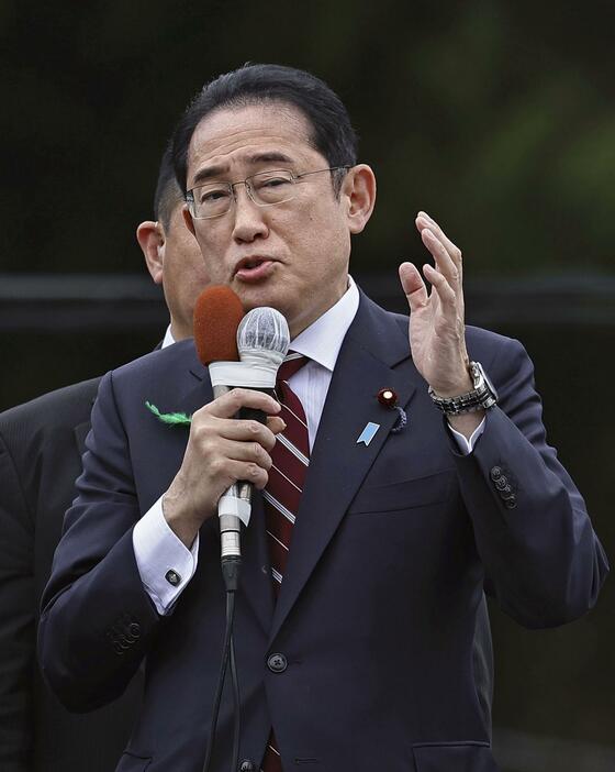 衆院島根1区で街頭演説する岸田首相＝21日正午ごろ、島根県奥出雲町