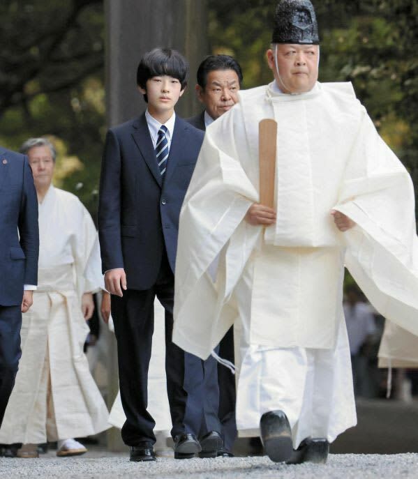 伊勢神宮内宮の参拝に向かう秋篠宮家の長男悠仁さま＝２０２２年１０月、三重県伊勢市（代表撮影）