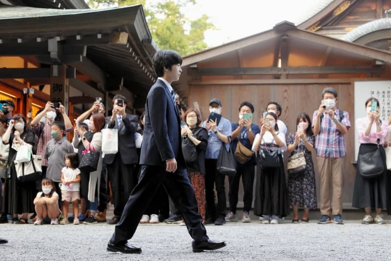 伊勢神宮内宮の参拝に向かう秋篠宮家の長男悠仁さま＝２０２２年１０月、三重県伊勢市（代表撮影）