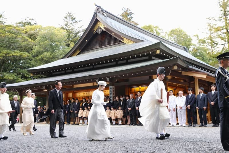 伊勢神宮内宮の参拝に向かわれる天皇、皇后両陛下の長女愛子さま＝３月２６日、三重県伊勢市（代表撮影）