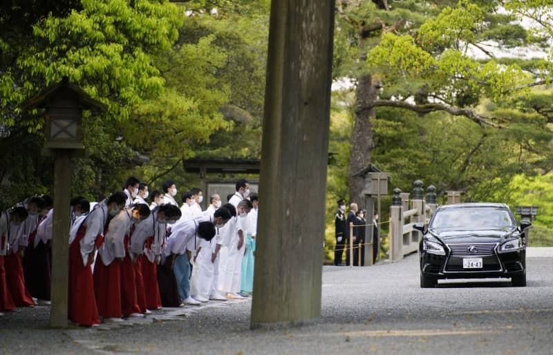 伊勢神宮内宮に到着された秋篠宮ご夫妻を迎える関係者＝２０２２年４月、三重県伊勢市