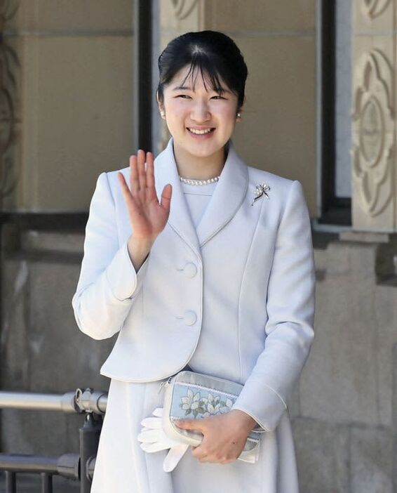 近鉄宇治山田駅に到着し、見送りの人たちに手を振られる天皇、皇后両陛下の長女愛子さま＝３月２７日、三重県伊勢市（代表撮影）