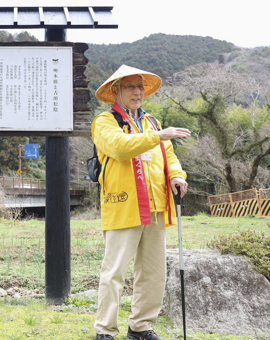 ツアー参加者に説明する語り部の白上貞三さん＝2月、山口県萩市