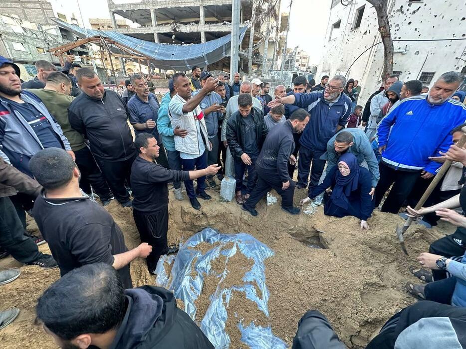 イスラム組織ハマス最高指導者ハニヤ氏の息子3人らを埋葬する人々＝10日、パレスチナ自治区ガザ北部ガザ市（Ayman　Alhesi/アナトリア通信提供、ゲッティ＝共同）