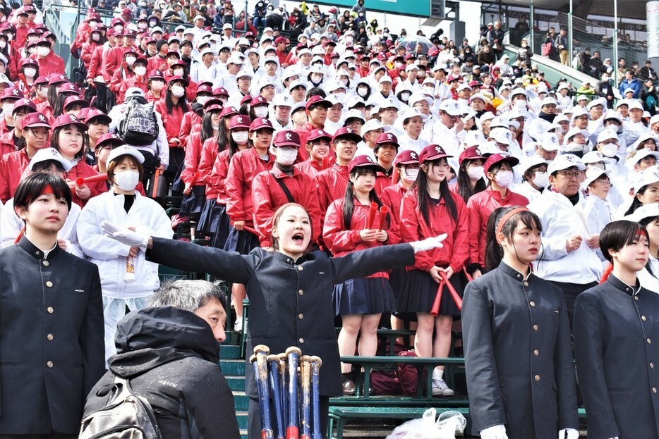 人文字で校名のイニシャル「Ｔ」を作り、エールを送る耐久の応援団＝兵庫県西宮市の阪神甲子園球場で２０２４年３月２０日、安西李姫撮影