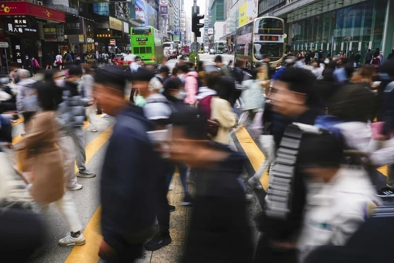 香港の繁華街を行き交う人たち＝１月（撮影・武隈周防、共同）