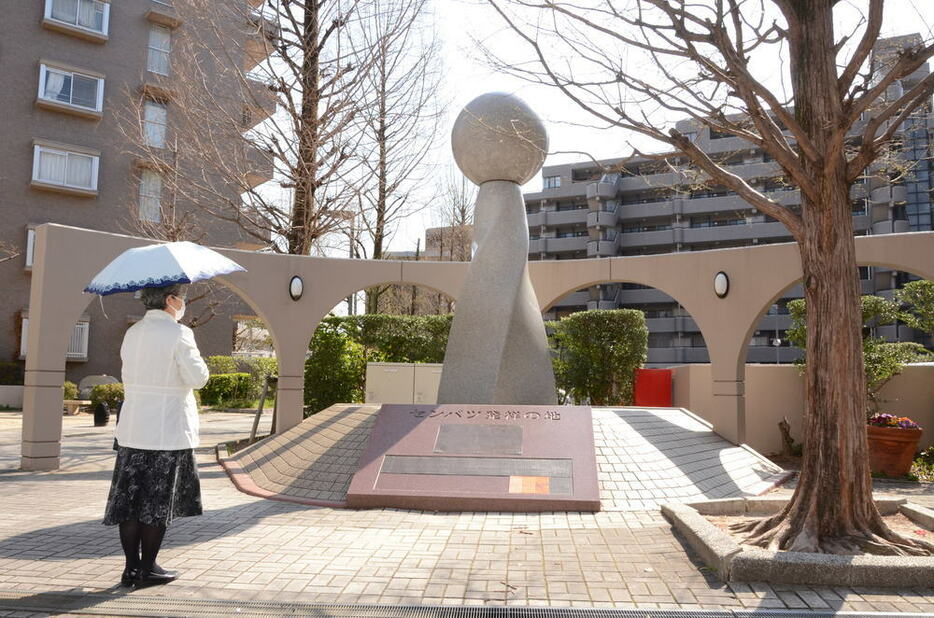 第１回センバツが開かれた山本球場跡地のマンション群に立つモニュメントの前で１００年前の熱戦に思いをはせる住民＝名古屋市昭和区で２０２４年４月１日、川瀬慎一朗撮影