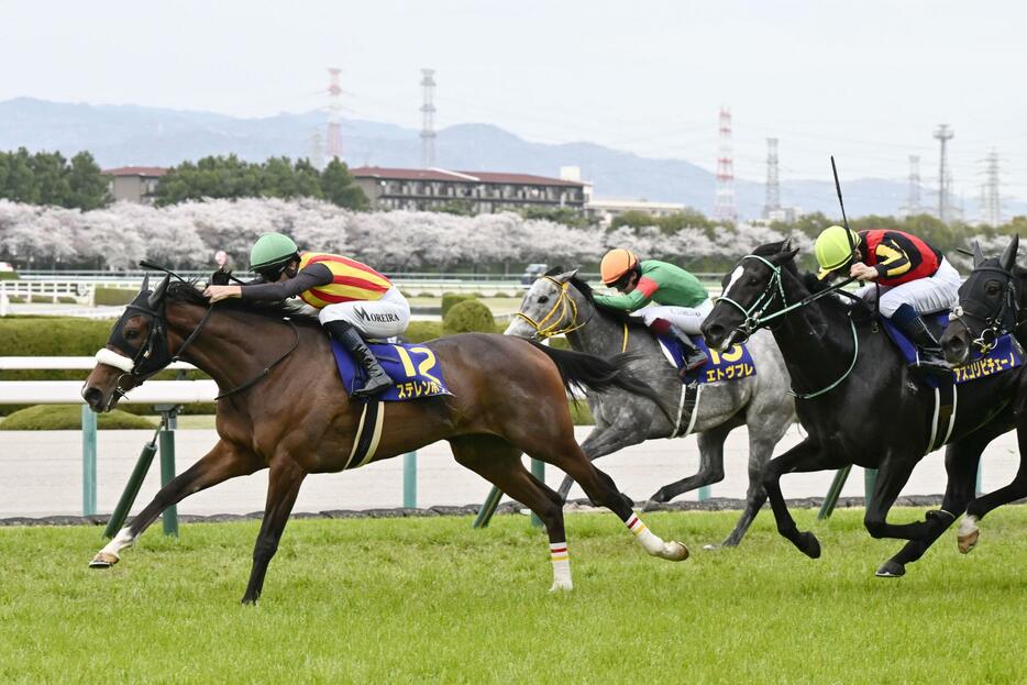 第84回桜花賞を制したステレンボッシュ（左）＝阪神競馬場