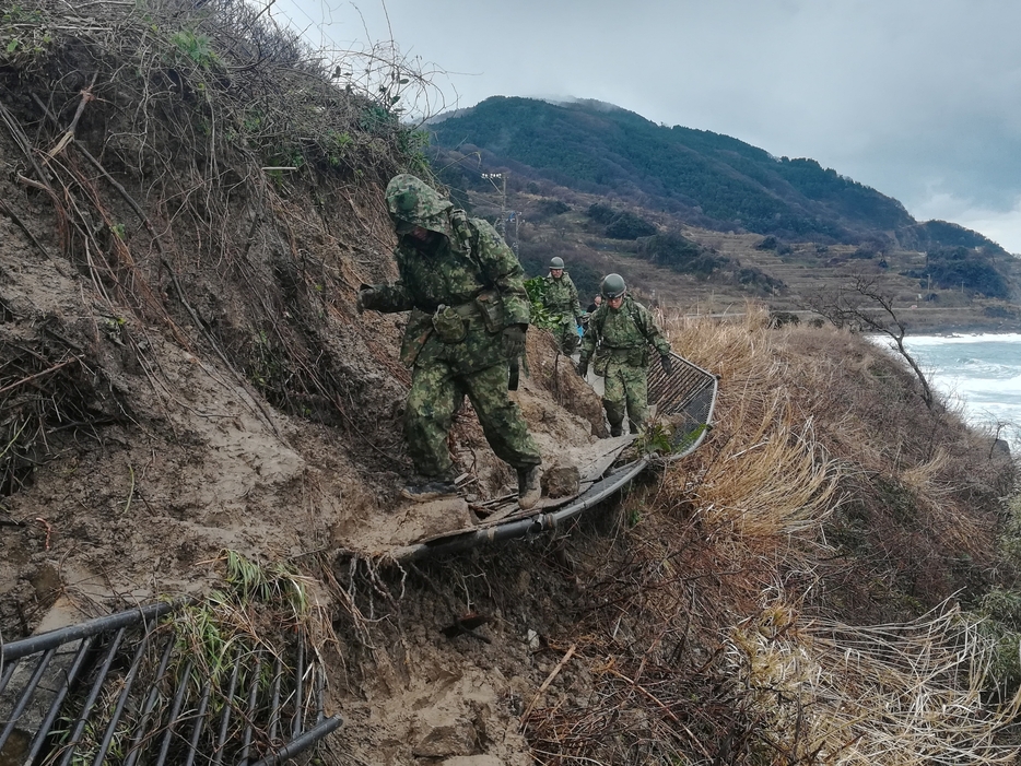 能登地震の孤立集落に支援物資を運ぶ自衛隊員（提供：防衛省統合幕僚監部/ロイター/アフロ）