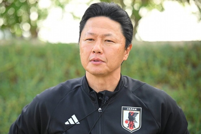 韓国戦の前日練習後、取材に応じた大岩監督。写真：金子拓弥（サッカーダイジェスト写真部）