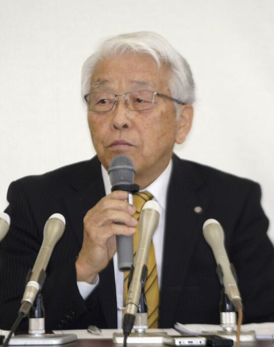 辞職願を提出後に記者会見する、岐阜県池田町の岡崎和夫町長＝25日午前、同町役場