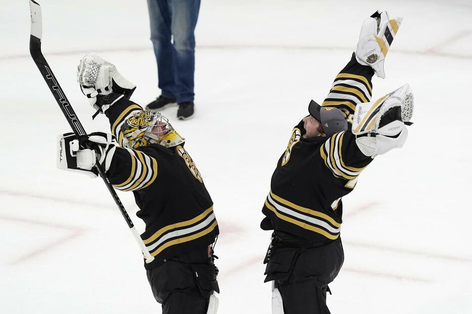 NHLのプレーオフ1回戦、メープルリーフスとの第1戦を制し、喜ぶブルーインズの選手たち＝20日、ボストン（AP＝共同）