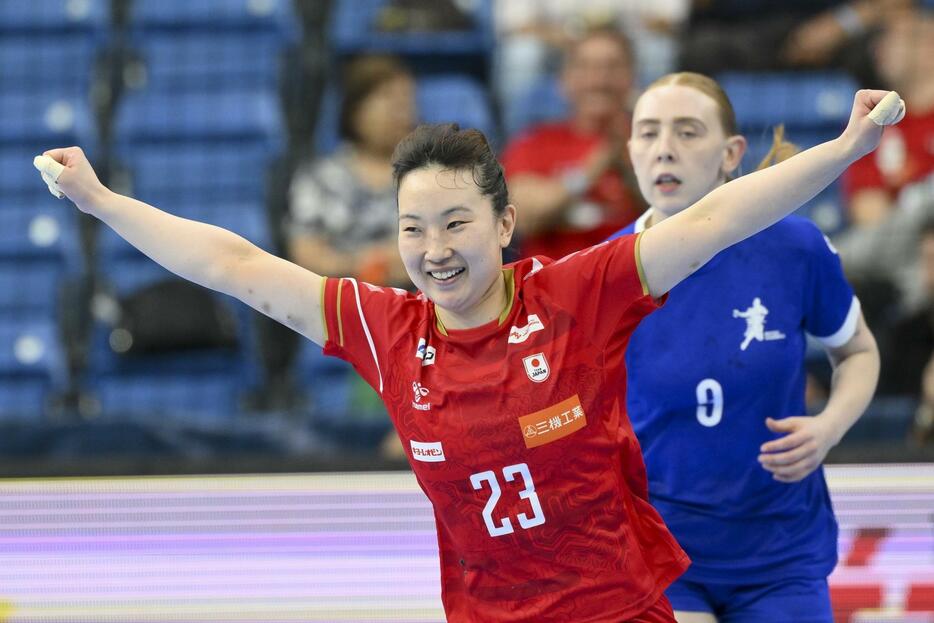 ハンドボールのパリ五輪女子世界最終予選、ガッツポーズする相澤菜月＝12日、デブレツェン（MTI提供・AP＝共同）