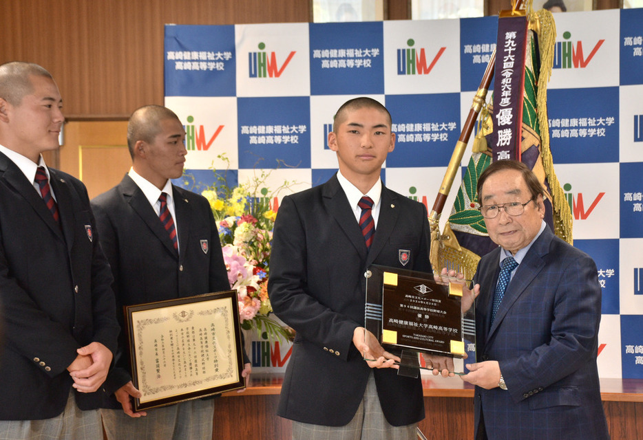 富岡賢治市長（右）から記念の盾を受け取る健大高崎の高山裕次郎内野手＝群馬県高崎市で２０２４年４月２６日、日向梓撮影