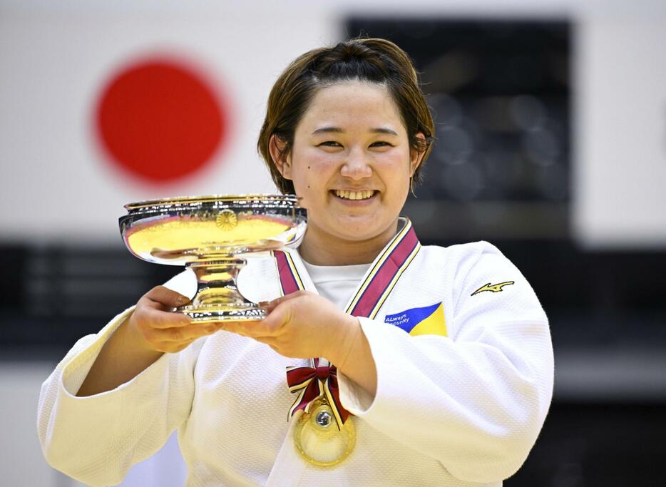 初優勝し、皇后杯を手に笑顔の瀬川麻優＝横浜武道館