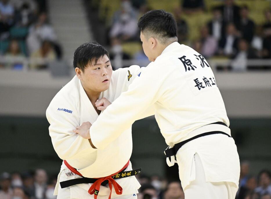 決勝で原沢久喜を破り、初優勝を果たした中野寛太＝日本武道館