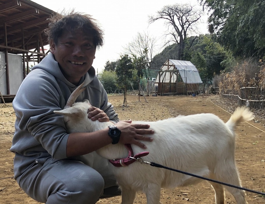高齢者施設にヤギを入れたことで子どもや大人の交流の深まったことを喜ぶ「いしいさん家」代表の石井英寿さん