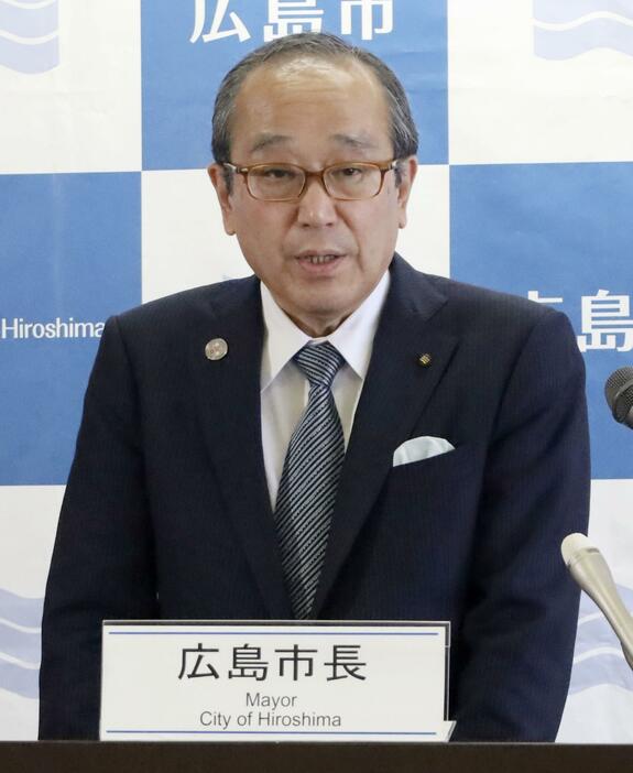 記者会見する広島市の松井一実市長＝24日午後、広島市役所