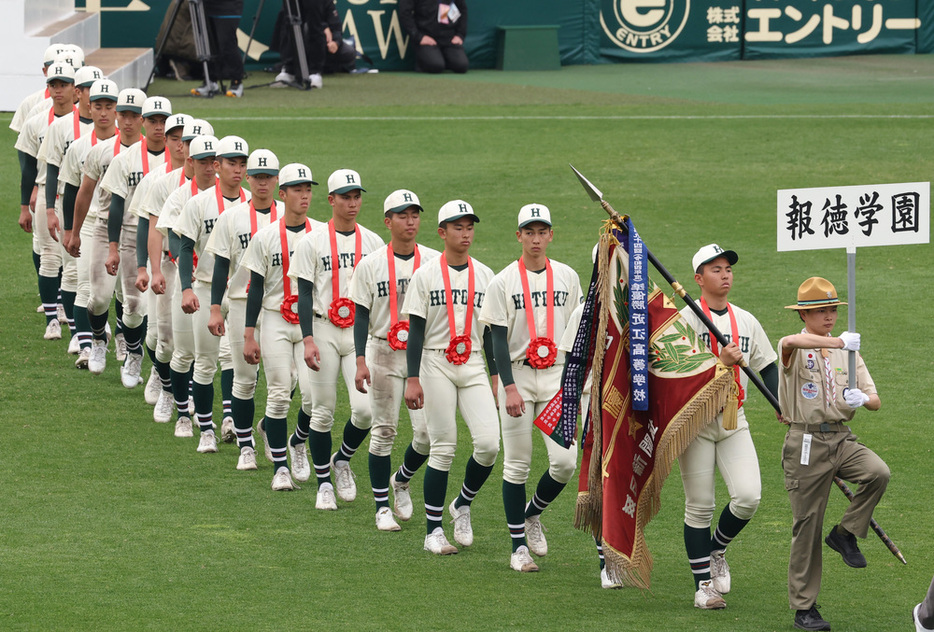 【報徳学園―健大高崎】準優勝し、場内を一周する報徳学園の選手たち＝兵庫県西宮市の阪神甲子園球場で、喜屋武真之介撮影