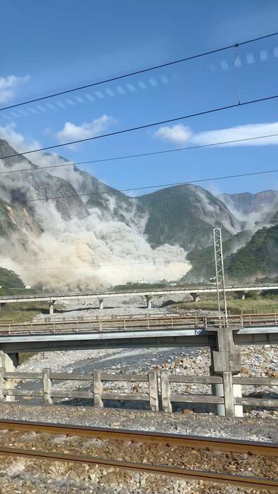 3日、台湾東部・花蓮で、地震後に発生した土砂崩れ（Tutuloveeat提供、ロイター＝共同）