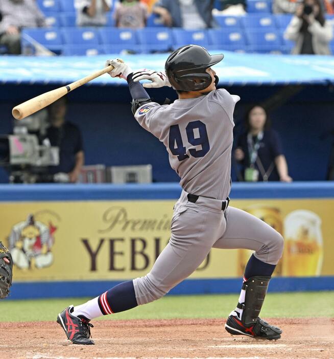 法大戦の延長12回、慶大・渡辺憩が代打サヨナラ本塁打を放つ＝神宮