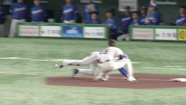 帰塁する中日・尾田剛樹選手の足に送球が直撃(画像:日テレジータス)