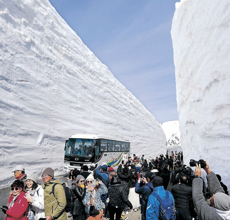 「雪の大谷」を散策する観光客＝立山・室堂周辺