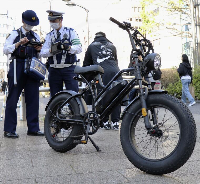 警視庁がモペットを対象に行った取り締まり＝10日午後、東京都渋谷区