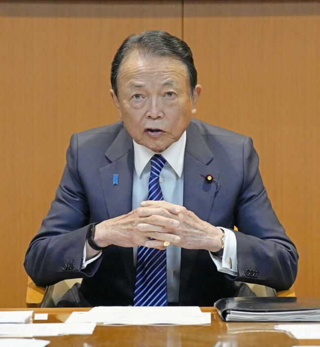 自民党の「安定的な皇位継承の確保に関する懇談会」であいさつする麻生副総裁＝15日午後、東京・永田町の党本部