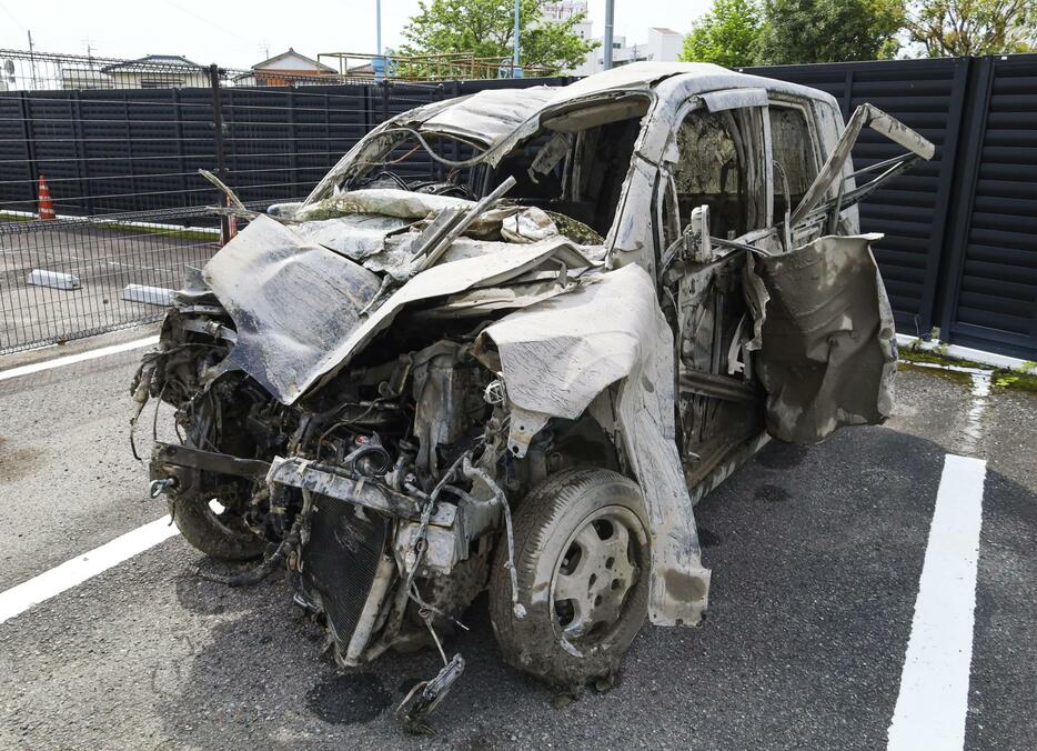 徳島県阿南市の田んぼに転落した軽自動車＝26日午前9時11分、徳島県警阿南署