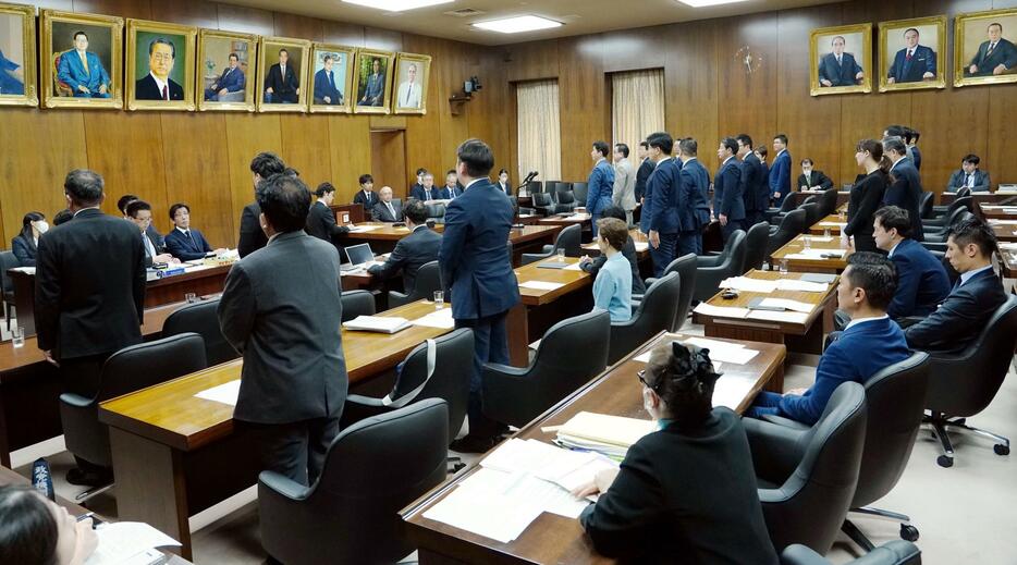 離婚後の共同親権を導入する民法改正案を可決した衆院法務委＝12日午後