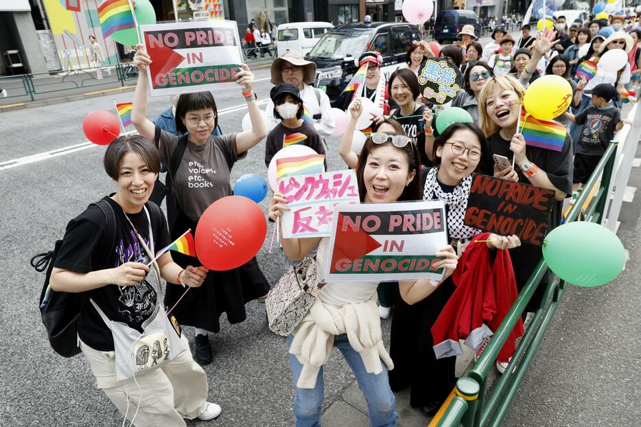 LGBTQなど性的少数者への理解を広めようと東京・渋谷をパレードする「東京レインボープライド2024」の参加者＝21日午後