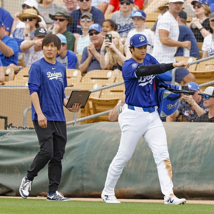 米大リーグ、ドジャース・大谷翔平（右）について歩く水原一平氏＝2024年3月12日、アリゾナ州グレンデール（共同）