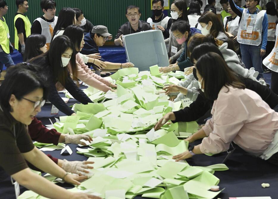 10日、ソウルの体育館で行われた韓国総選挙の開票作業（共同）