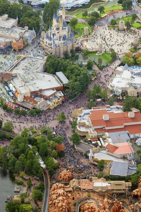 多くの人でにぎわう東京ディズニーランド＝2022年10月