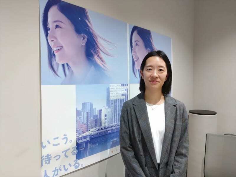 吉高由里子さんのポスターと写るＪＲ東海の佐治まさみさん＝２月、東京駅