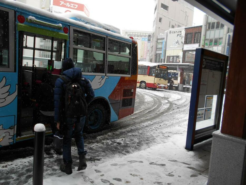 [写真]長野駅前もぬかるみに