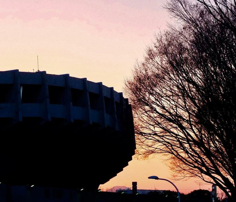 夕焼けと競技場と富士山