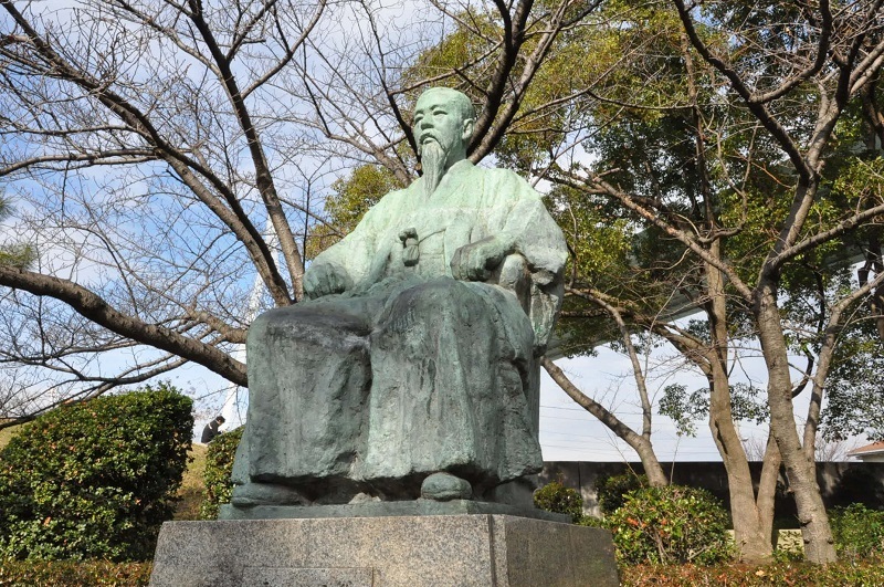 [写真]天保山公園の「大阪港の父」西村捨三翁顕彰碑。1957年に建立された