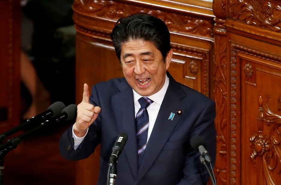 [写真]昨年12月、在職日数が歴代6位になった安倍晋三首相（ロイター/アフロ）