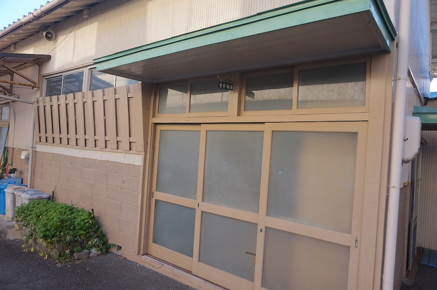 会社敷地内には昭和風情漂う建物が当時のままの姿で残る