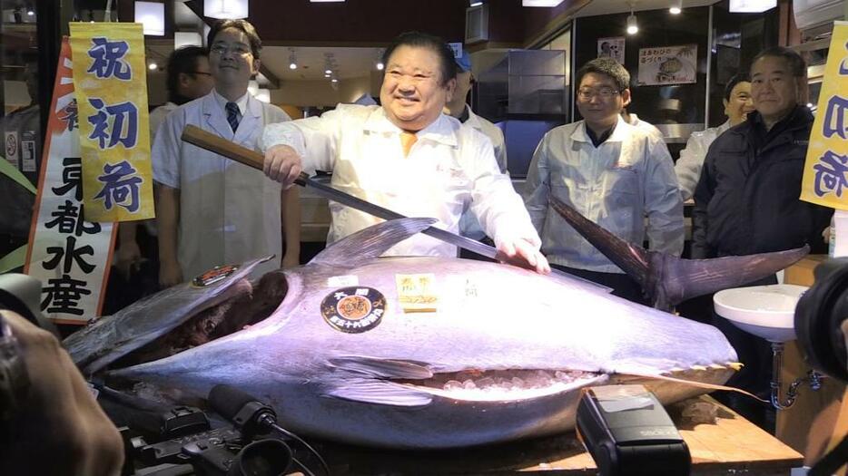 [写真]最高値で落札した喜代村（東京都中央区築地）の木村清社長